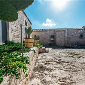  6 bedroom villa with heated pool in Modica, sleeps 18
